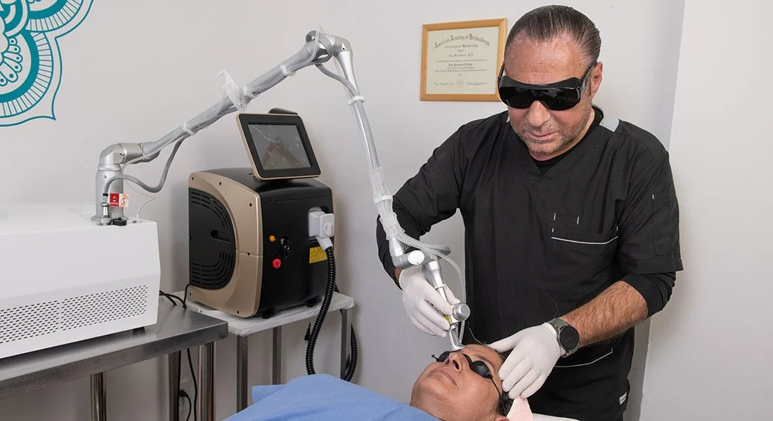 Dermatólogo aplicando tratamiento con láser